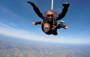 Un saut accompagné en chute..