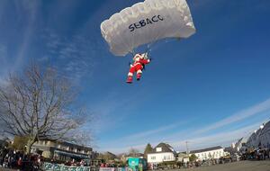 Le père Noël a une passion pour le parachutisme.
