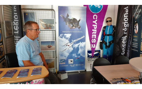 Le club de parachutisme de Brest au Forum des associations de Quimper