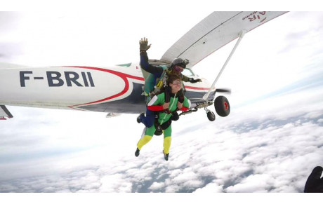 Reprise des sauts à l'aérodrome de Guiscriff.