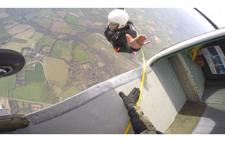 APPRENDRE À SAUTER EN PARACHUTE À 15 ANS..